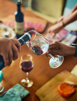 Descubre el arte de maridar diferentes vinos chilenos con comida