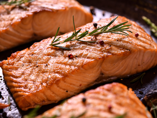 Prepara el salmón a la mantequilla más rico en tan sólo 10 minutos