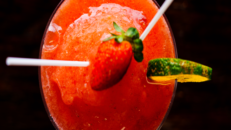 Veja como fazer daiquiri e conheça a história do drink cubano