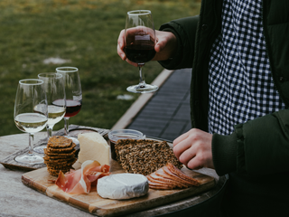 Arma la tabla de quesos perfecta acompañada de un buen vino para celebrar a papá